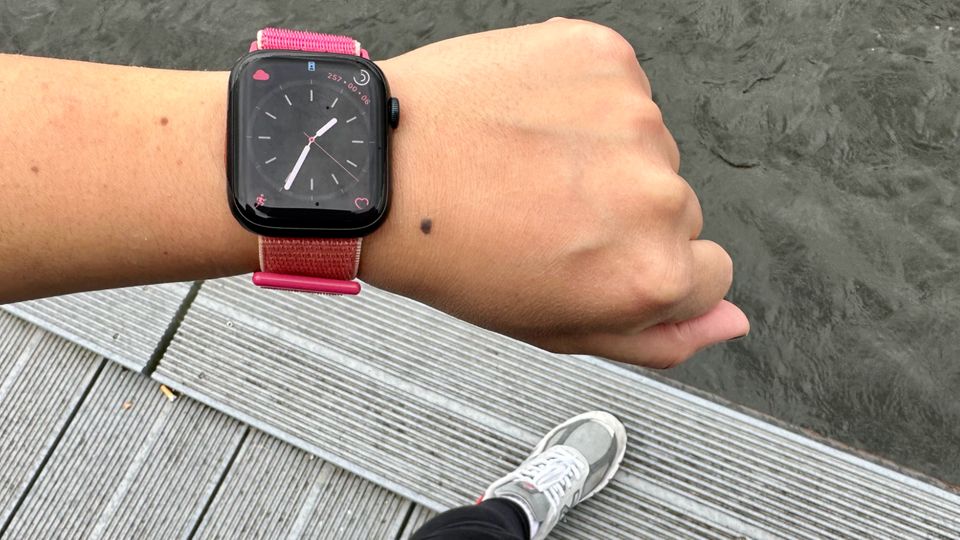 Series 8: An Frauen-Handgelenken wirkt die 45-Millimeter-Version der Apple Watch Series 8 erheblich größer An Frauen-Handgelenken wirkt die 45-Millimeter-Version der Apple Watch Series 8 erheblich größer