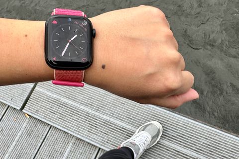 An Frauen-Handgelenken wirkt die 45-Millimeter-Version der Apple Watch Series 8 erheblich größer