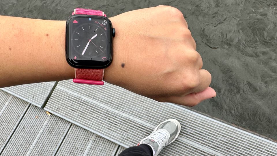 An Frauen-Handgelenken wirkt die 45-Millimeter-Version der Apple Watch Series 8 erheblich größer
