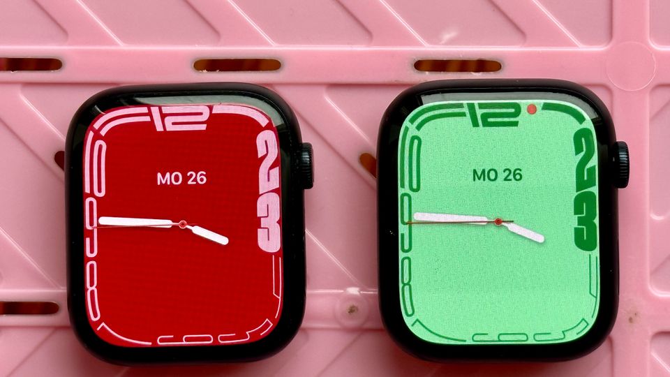 Series 8: Welche ist welche? Die Apple Watch Series 8 lässt sich optisch nicht von der Apple Watch Series 7 unterscheiden. Das neue Modell ist übrigens die Uhr rechts. Welche ist welche? Die Apple Watch Series 8 lässt sich optisch nicht von der Apple Watch Series 7 unterscheiden. Das neue Modell ist übrigens die Uhr rechts.