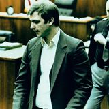 Später trägt Dahmer vor Gericht auch zivile Kleidung, wie hier bei einem Termin im Sakko.