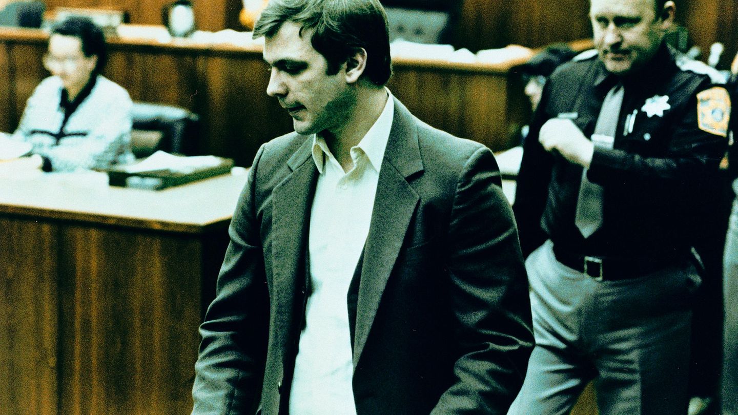 Später trägt Dahmer vor Gericht auch zivile Kleidung, wie hier bei einem Termin im Sakko.