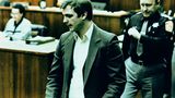 Später trägt Dahmer vor Gericht auch zivile Kleidung, wie hier bei einem Termin im Sakko.