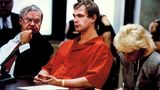 Hier sitzt Dahmer neben seinen Anwälten Gerald Boyle und Wendy Patrickus.