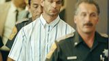 Dahmer mit regungslosem Gesicht auf dem Weg ins Gericht.