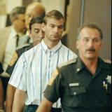 Dahmer mit regungslosem Gesicht auf dem Weg ins Gericht.