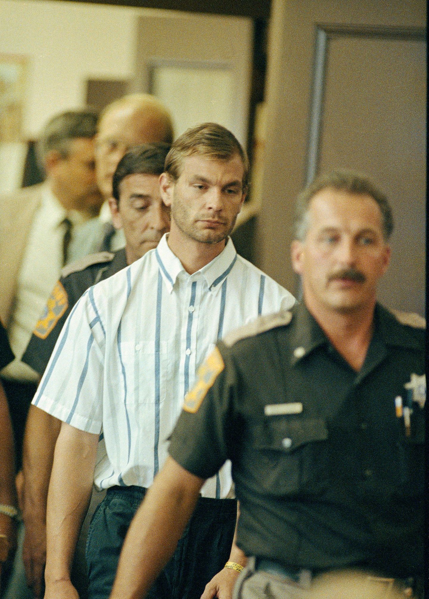 Dahmer mit regungslosem Gesicht auf dem Weg ins Gericht.