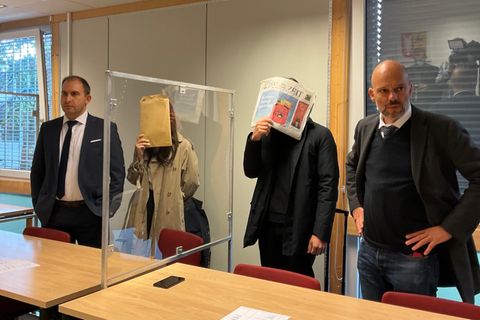 Die Angeklagte Anna L. (links neben ihrem Anwalt) und Samuel D. verstecken ihre Gesichter