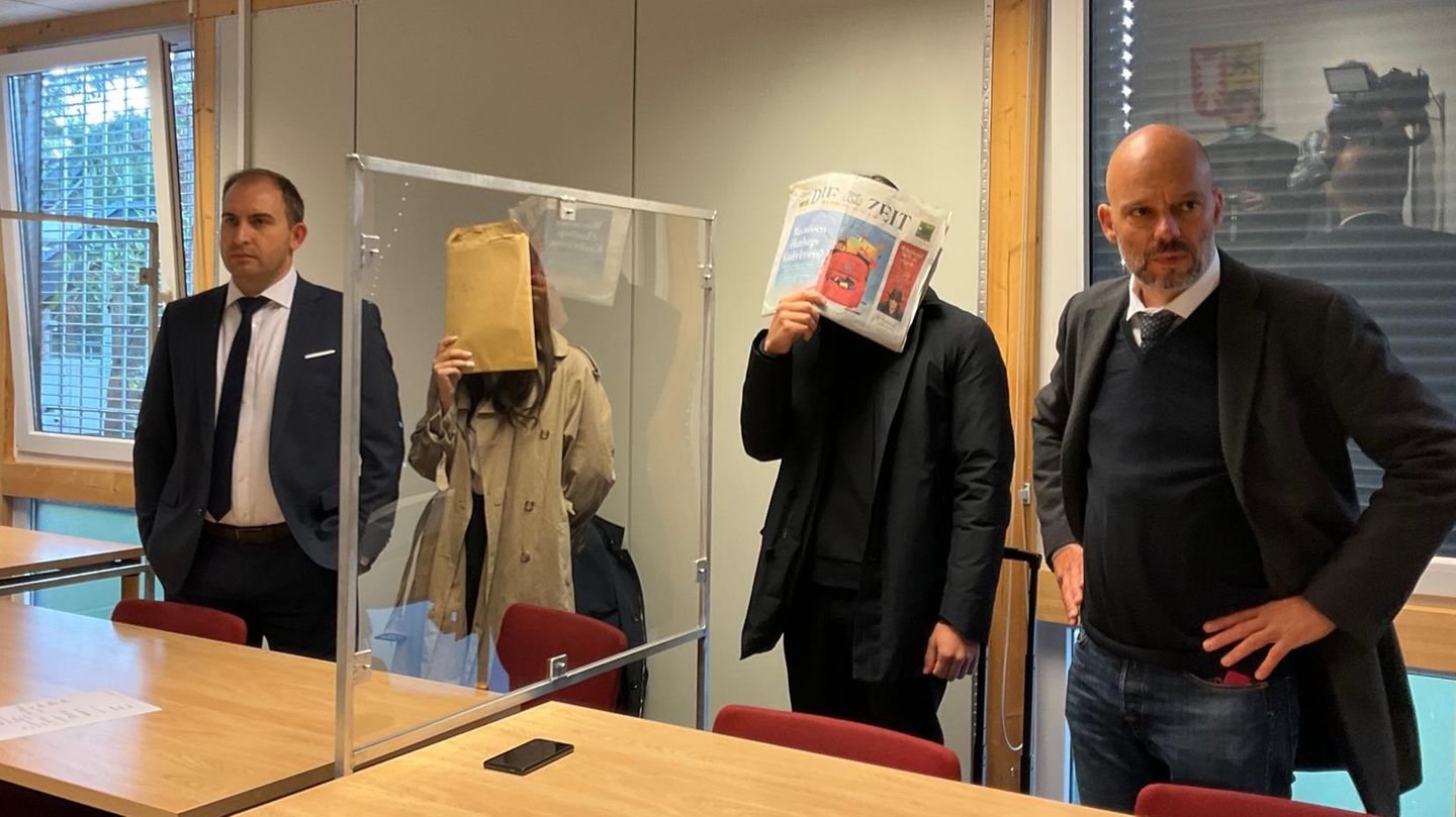 Die Angeklagte Anna L. (links neben ihrem Anwalt) und Samuel D. verstecken ihre Gesichter Die Angeklagte Anna L. (links neben ihrem Anwalt) und Samuel D. verstecken ihre Gesichter