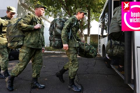 Russische Rekruten steigen in einen Bus in der Nähe eines militärischen Rekrutierungszentrums in Krasnodar