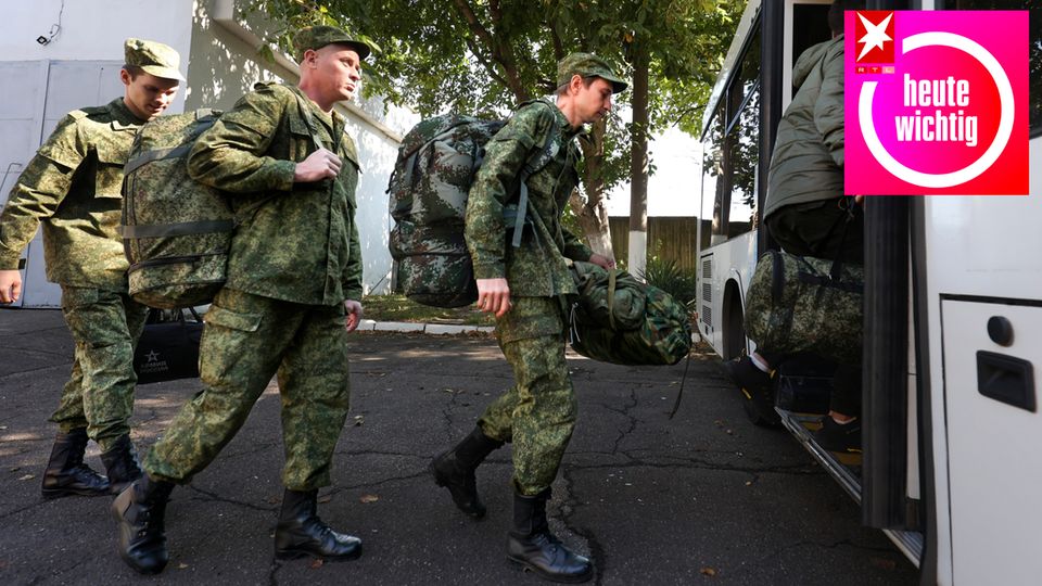 Russische Rekruten steigen in einen Bus in der Nähe eines militärischen Rekrutierungszentrums in Krasnodar