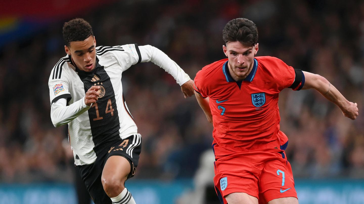 Declan Rice im Laufduell gegen Jamal Musiala (l.)