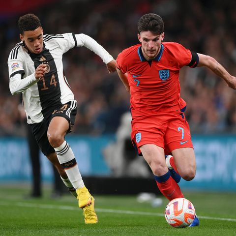 Declan Rice im Laufduell gegen Jamal Musiala (l.)