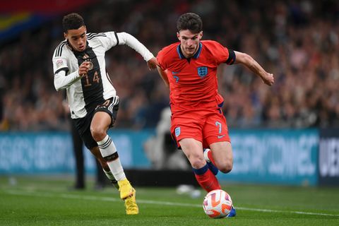Declan Rice im Laufduell gegen Jamal Musiala (l.)