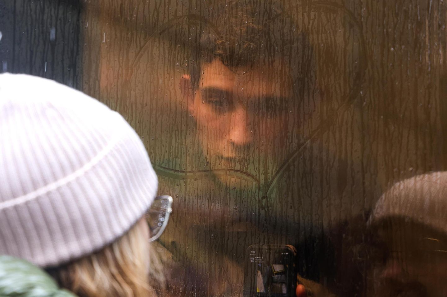 Ein junger Rekrut schaut in Moskau durchs Fenster des Busses zu seiner Freundin