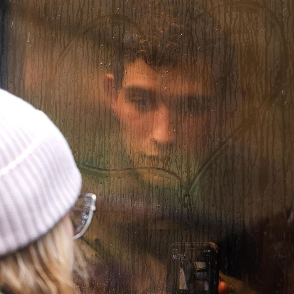 Ein junger Rekrut schaut in Moskau durchs Fenster des Busses zu seiner Freundin