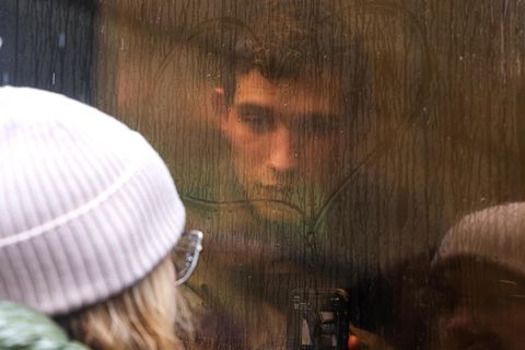 Ein junger Rekrut schaut in Moskau durchs Fenster des Busses zu seiner Freundin