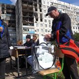 Im russisch besetzten Mariupol wählen Menschen