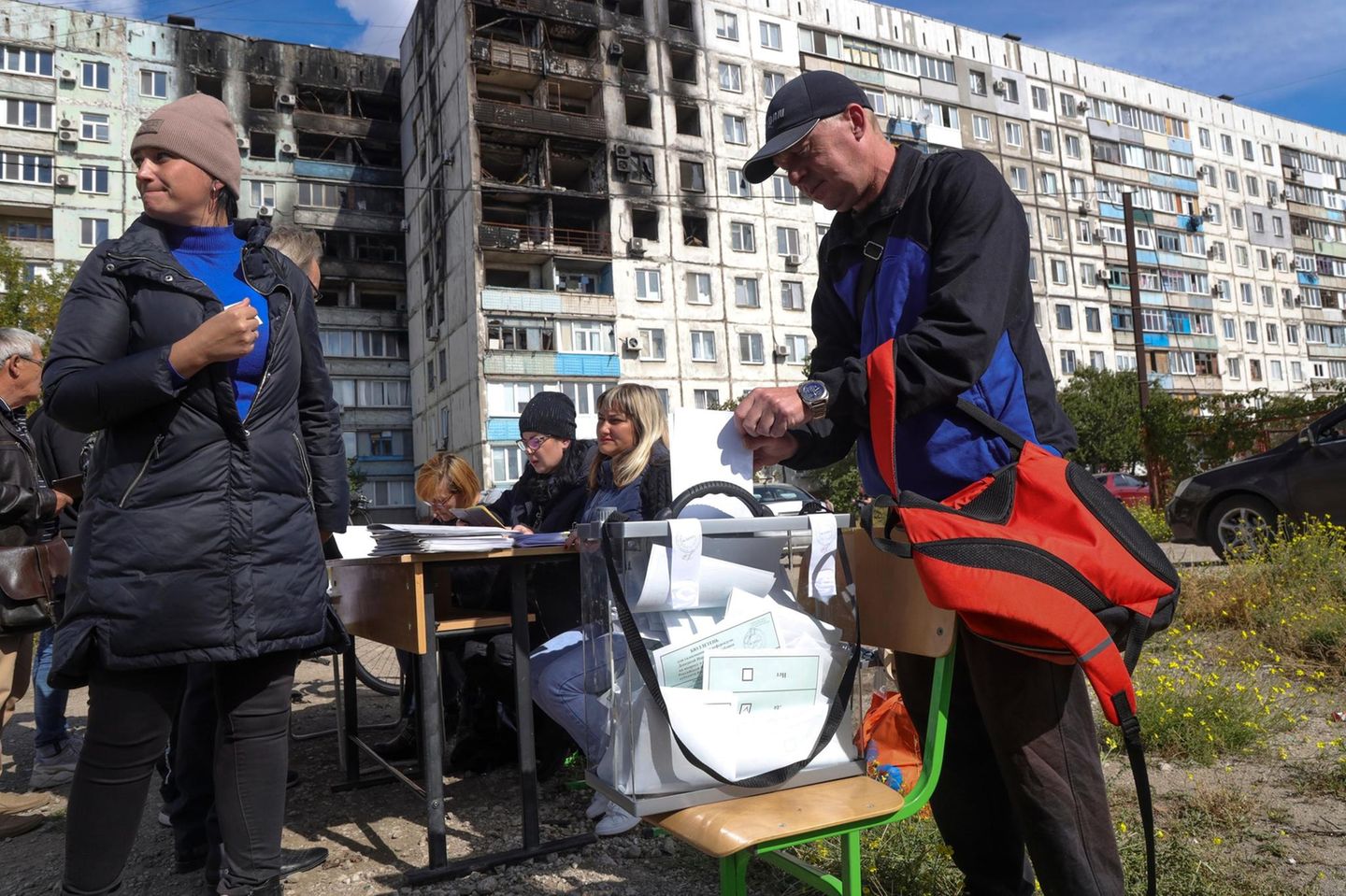 Im russisch besetzten Mariupol wählen Menschen
