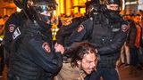Moskau, Russland. Polizisten verhaften einen Mann nach Protestaufrufen gegen die vom russischen Präsidenten angekündigte Teilmobilisierung für den Krieg in der Ukraine. Am Vortag sei es laut der Bürgerrechtsorganisation OVD-Info landesweit zu mehr als 700 Festnahmen gekommen.