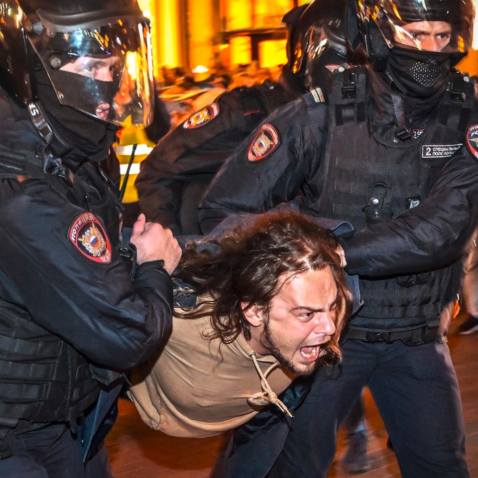 Moskau, Russland. Polizisten verhaften einen Mann nach Protestaufrufen gegen die vom russischen Präsidenten angekündigte Teilmobilisierung für den Krieg in der Ukraine. Am Vortag sei es laut der Bürgerrechtsorganisation OVD-Info landesweit zu mehr als 700 Festnahmen gekommen.