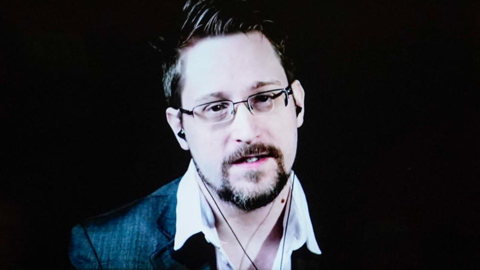Edward Snowden, hier im Oktober 2021 bei einer Videokonferenz, hat jetzt die doppelte Staatsbürgerschaft Russlands und der USA