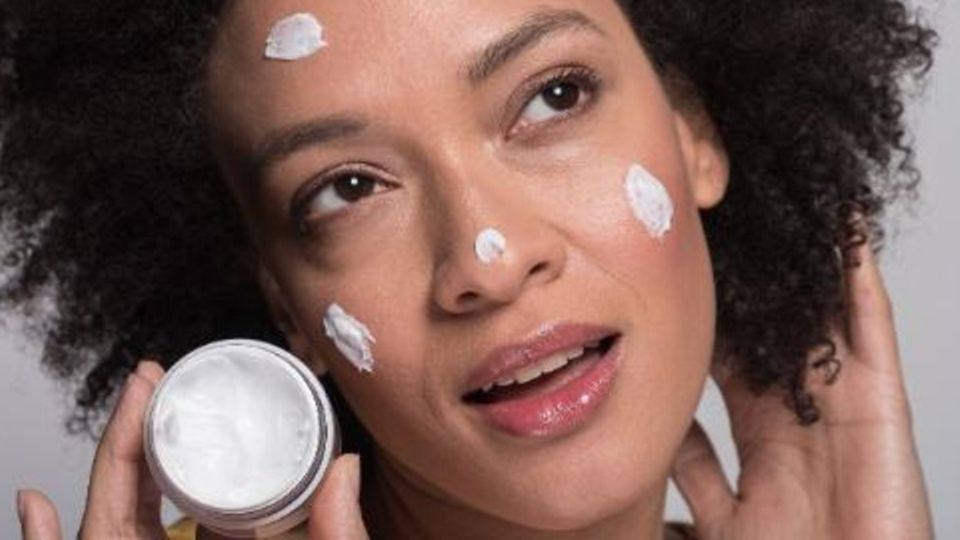 Getönte Feuchtigkeitscreme für dunkle Haut ist diebstahlgesichert – Produkte für weiße Haut nicht