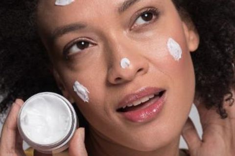 Getönte Feuchtigkeitscreme für dunkle Haut ist diebstahlgesichert – Produkte für weiße Haut nicht