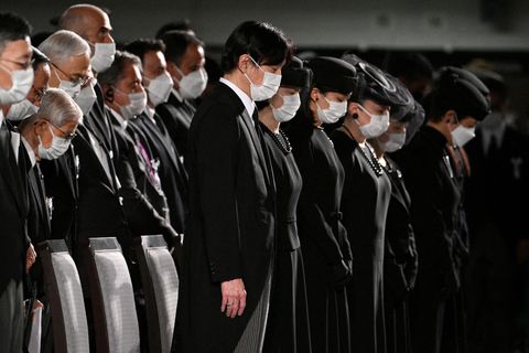 Schwarz gekleidete Japaner trauern beim Begräbnis von Shinzo Abe