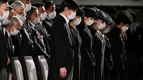 Schwarz gekleidete Japaner trauern beim Begräbnis von Shinzo Abe