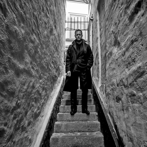 Niklas Natt och Dag in einer Gasse in Stockholm
