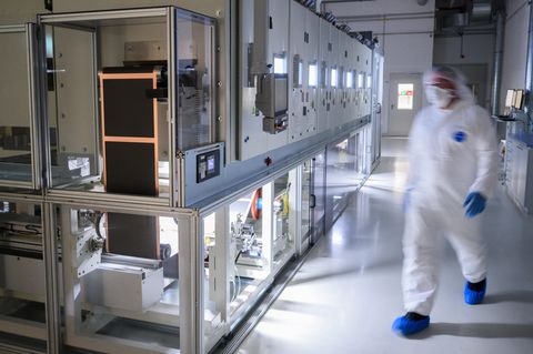 Ein Mitarbeiter in einer Pilotanlage zur Batteriezellenproduktion im VW-Werk Salzgitter