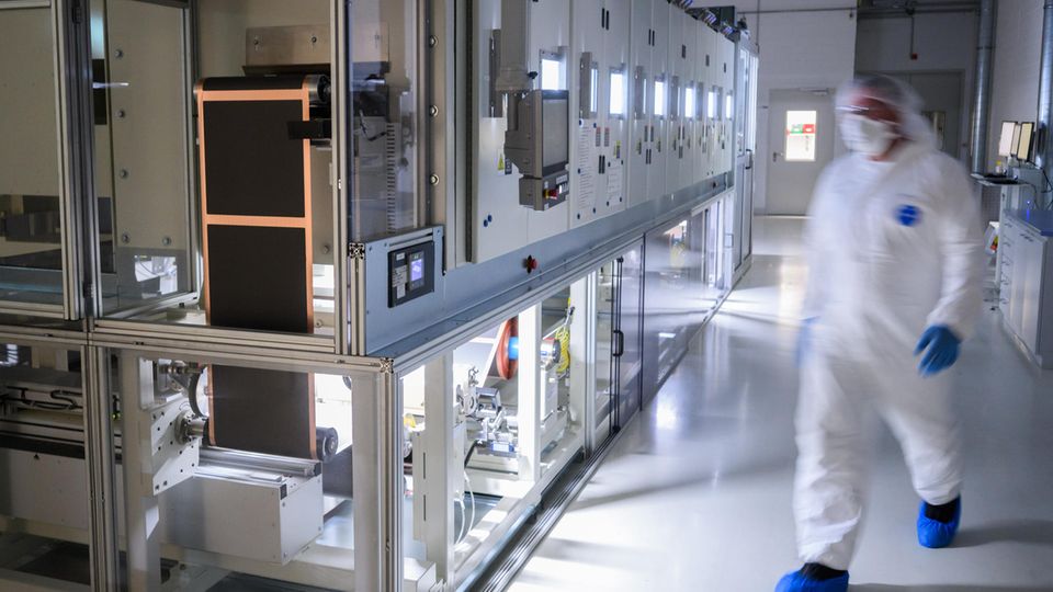 Ein Mitarbeiter in einer Pilotanlage zur Batteriezellenproduktion im VW-Werk Salzgitter