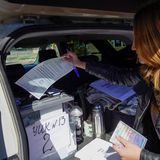 Eine Frau wirft in Mariupol ihren Stimmzettel in die Wahlurne einer mobilen Wahlstation – im Kofferraum eines Autos. Laut Umfragen der von Moskau kontrollierten Meinungsforschungsinstitute erwartet der Kreml, dass bis Dienstag zwischen 80 und 90 Prozent für einen Beitritt zu Russland stimmen. Russland beruft sich auf das "Selbstbestimmungsrecht der Völker".