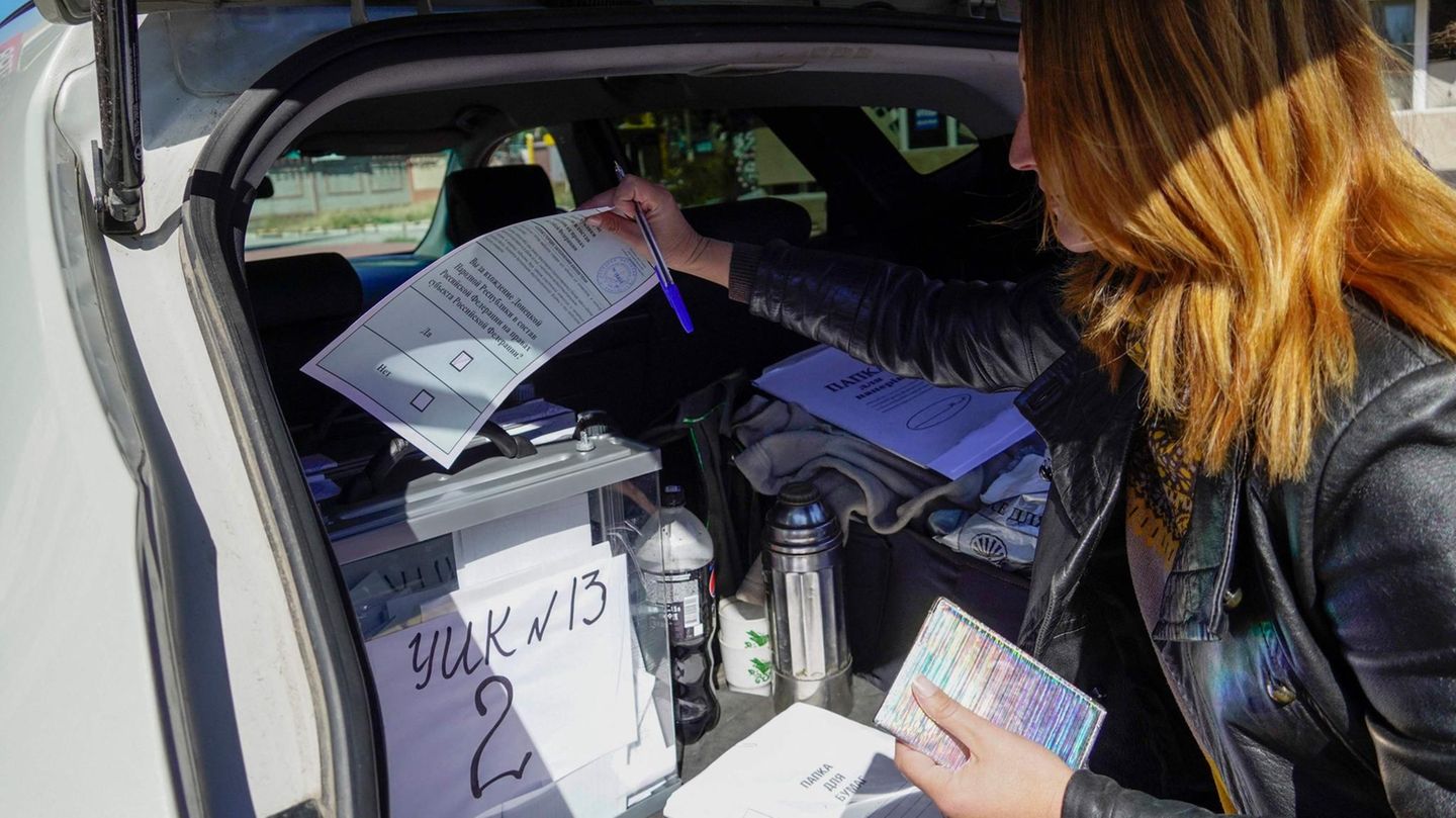 Drohende Annexion: Eine Frau wirft in Mariupol ihren Stimmzettel in die Wahlurne einer mobilen Wahlstation – im Kofferraum eines Autos. Laut Umfragen der von Moskau kontrollierten Meinungsforschungsinstitute erwartet der Kreml, dass bis Dienstag zwischen 80 und 90 Prozent für einen Beitritt zu Russland stimmen. Russland beruft sich auf das "Selbstbestimmungsrecht der Völker". Eine Frau wirft in Mariupol ihren Stimmzettel in die Wahlurne einer mobilen Wahlstation – im Kofferraum eines Autos. Laut Umfragen der von Moskau kontrollierten Meinungsforschungsinstitute erwartet der Kreml, dass bis Dienstag zwischen 80 und 90 Prozent für einen Beitritt zu Russland stimmen. Russland beruft sich auf das "Selbstbestimmungsrecht der Völker".