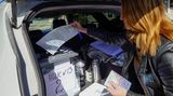 Eine Frau wirft in Mariupol ihren Stimmzettel in die Wahlurne einer mobilen Wahlstation – im Kofferraum eines Autos. Laut Umfragen der von Moskau kontrollierten Meinungsforschungsinstitute erwartet der Kreml, dass bis Dienstag zwischen 80 und 90 Prozent für einen Beitritt zu Russland stimmen. Russland beruft sich auf das "Selbstbestimmungsrecht der Völker".