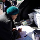 Weder die Ukraine noch die internationale Gemeinschaft erkennen diese Abstimmung unter der Besatzungsmacht Russland und bewaffneten Truppen an. Es handelt sich um Scheinreferenden, weil sie ohne Zustimmung der Ukraine, unter Kriegsrecht und nicht nach demokratischen Prinzipien ablaufen. Von "geheimer" Wahl kann mit "Aufpasser" im Hintergrund jedenfalls keine Rede sein