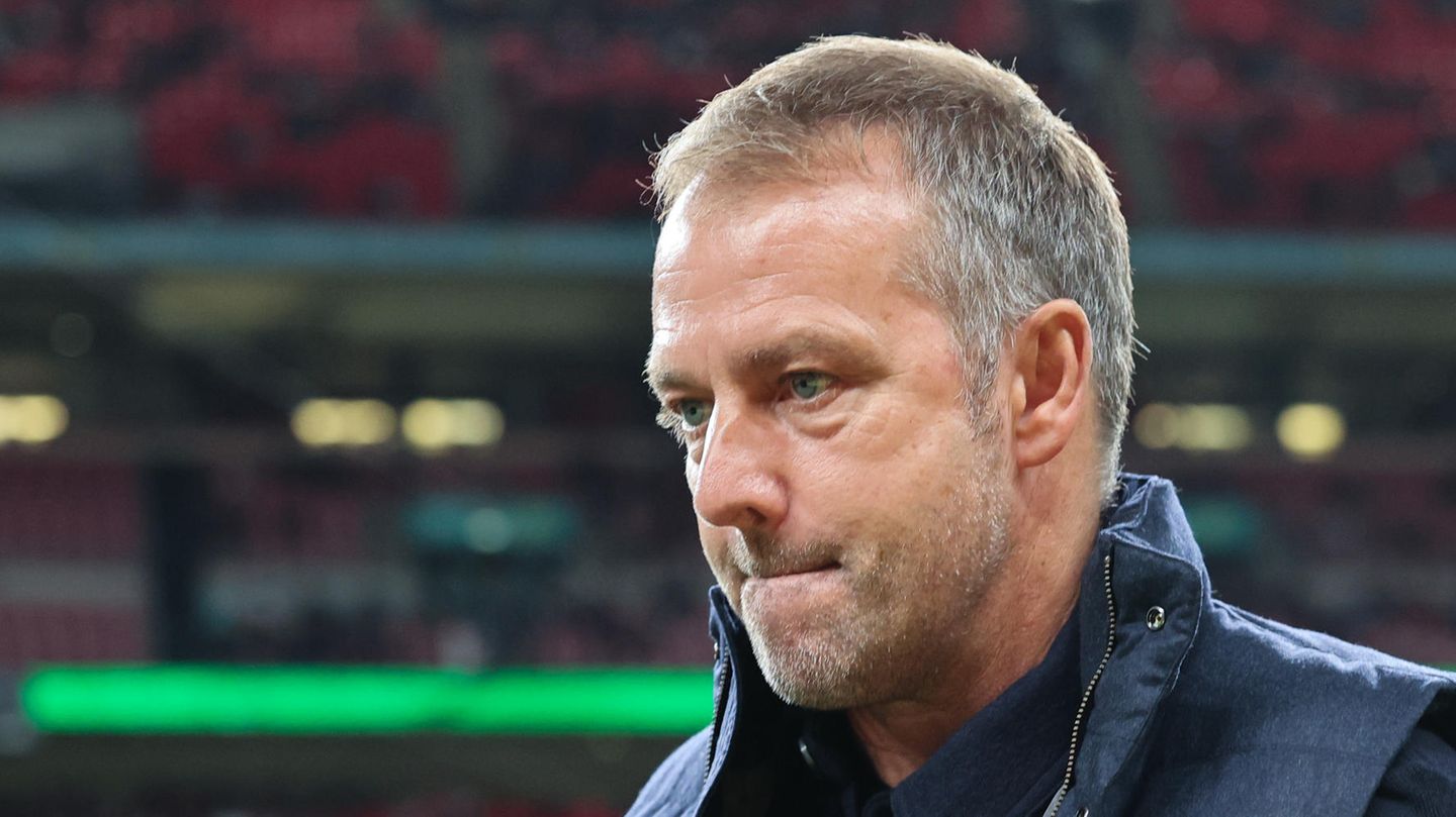 Nationaltrainer Hansi Flick mit zusammengepressten Lippen