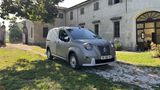 Der Citroen Berlingo 2CV Fourgonnette steht vor einem Gebäude