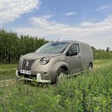 Der citroen Berlingo 2CV Fourgonnette in seitlicher Frontansicht auf einem Feld
