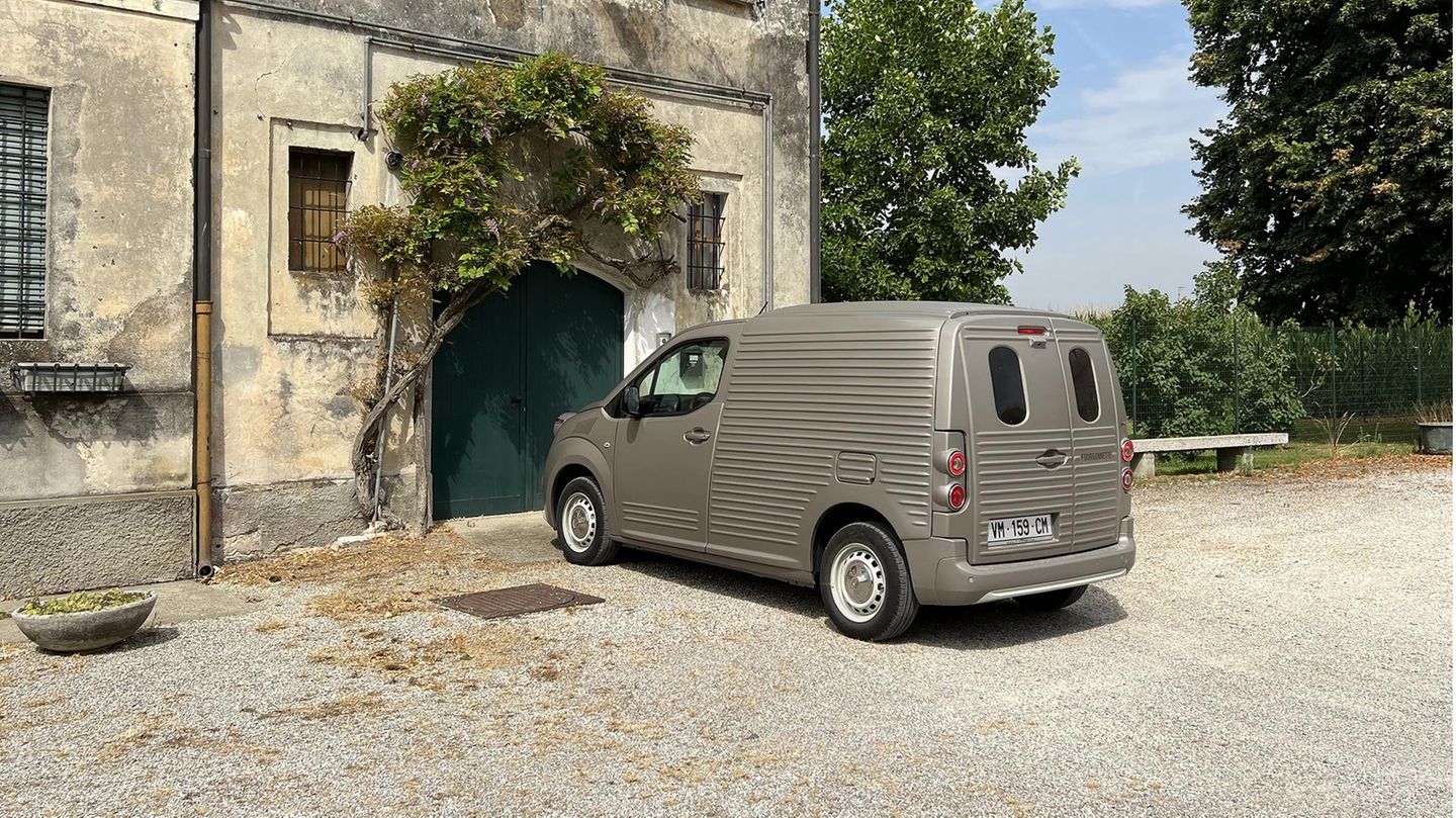 Der citroen Berlingo 2CV Fourgonnette in seitlicher Heckansicht
