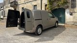 Der Citroen Berlingo 2CV Fourgonnette mit geöffneten Hecktüren