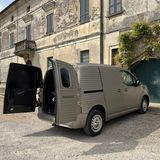 Der Citroen Berlingo 2CV Fourgonnette mit geöffneten Hecktüren