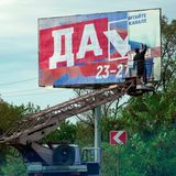Ein Mann klebt in Berdyansk ein Plakat, das für das Referendum wirbt. Russlands Staatsmedien zeigen nur begeisterte Bürger, die sich auch wegen der sozialen Sicherheiten – Kremlchef Wladimir Putin verspricht etwa höhere Renten – auf die Aufnahme in die Russische Föderation freuen. 