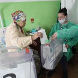 Zu sehen waren in den Gebieten Wahlhelferinnen, die mit transparenten Urnen herumliefen, um die Menschen abstimmen zu lassen: Ja oder Nein? In diesem Krankenhaus in Berdyansk brachten sie sogar bis ans Krankenhausbett. Bislang gingen pro-russische Behördenvertreter von Tür zu Tür, um Stimmen einzusammeln. Beobachtern zufolge wurden sie dabei häufig von bewaffneten russischen Kräften begleitet.