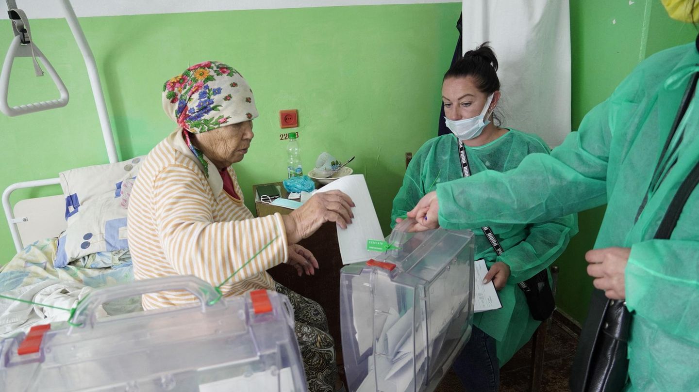Zu sehen waren in den Gebieten Wahlhelferinnen, die mit transparenten Urnen herumliefen, um die Menschen abstimmen zu lassen: Ja oder Nein? In diesem Krankenhaus in Berdyansk brachten sie sogar bis ans Krankenhausbett. Bislang gingen pro-russische Behördenvertreter von Tür zu Tür, um Stimmen einzusammeln. Beobachtern zufolge wurden sie dabei häufig von bewaffneten russischen Kräften begleitet.