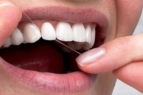 Zahnhygiene: So nutzen Sie Zahnseide richtig