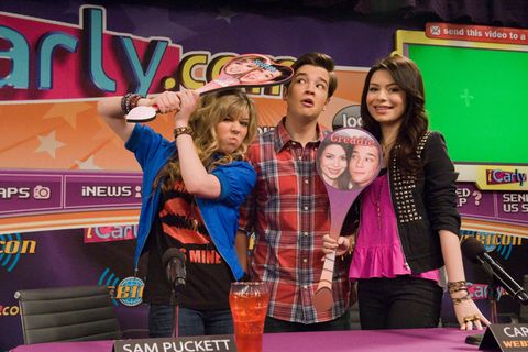 Szene aus "iCarly", in der die Schauspieler Jeanette McCurdy, Nathan Kress und Miranda Cosgrove nebeneinander stehen