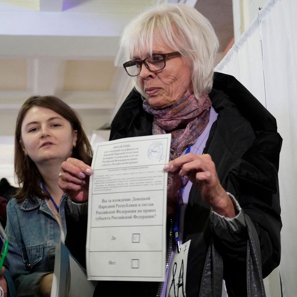 Eine aus der Ukraine geflohene Frau zeigt in Rostov am Don ihren Stimmzettel – selbstverständlich mit einem Kreuz bei "Ja". Unter Tränen erzählten Frauen, wie sie sich darauf freuten, bald in ihre Heimat zurückkehren zu können, weil sie dann durch Russlands Schutz keine ukrainischen Angriffe befürchten müssten. Die Ukraine sprach dagegen von einer "Propagandashow" des Kreml. "Heute gibt es in den besetzten Gebieten keinen juristischen Vorgang, der "Referendum" genannt werden kann", sagte der Berater des Präsidentenbüros, Mychajlo Podoljak, am Freitag.