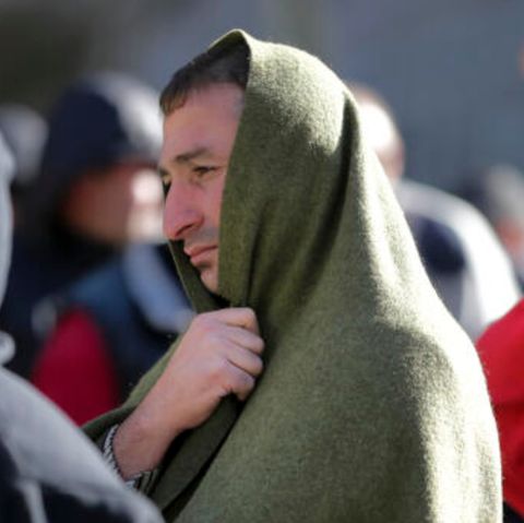 Hier wartet eine Gruppe Männer an der georgischen Grenze.